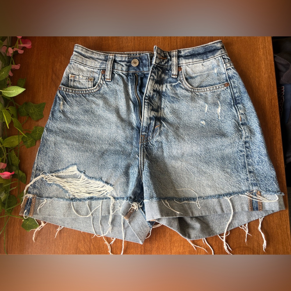 H&M Light Blue Mom Denim Shorts/distressed Jean shorts size 2